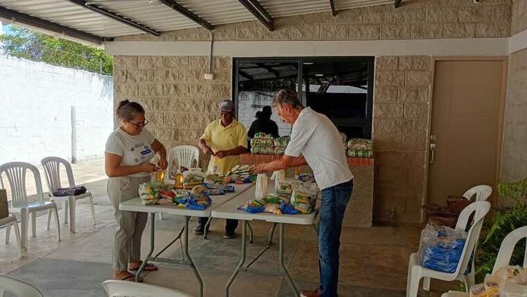 Voluntarios de la LAC organizando mercados para entrega