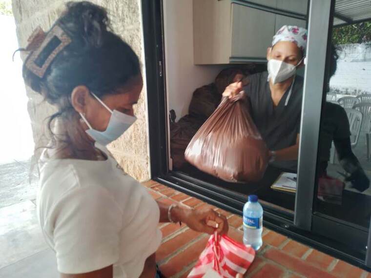 Entrega de mercado a una beneficiaria