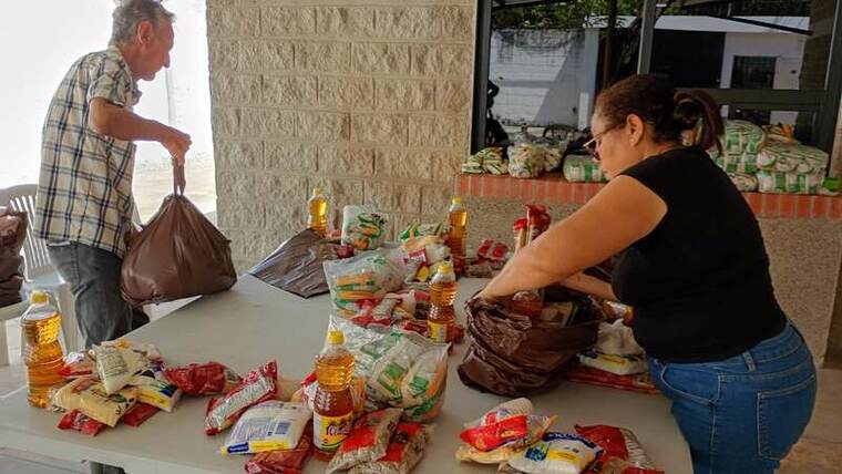 Beneficiario recibiendo su mercado
